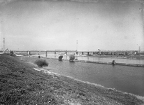 832990 Gezicht op de Rijn bij Oosterbeek, vanaf de zuidelijke Rijnoever, met de in herstelling zijnde spoorbrug.